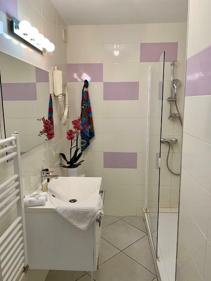 Hotel Brun Saint-Lattier Екстер'єр фото